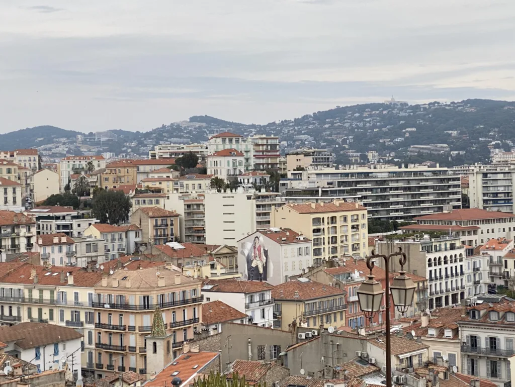 Começa Aqui….Porque estou aqui?Primeiro porque quero guardar a minha história, para quando decidir embarcar numa nova jornada lembrar-me que pode ser bastante desafiante!!
Segundo porque quero partilhar a minha jornada de compra de casa, os desafios e as aprendizagens…
Terceiro porque quero criar um plano para pagar a casa, e pensei que poderia ajudar alguém a criar o seu plano também… ter um sítio para podemos todos desabafar. 